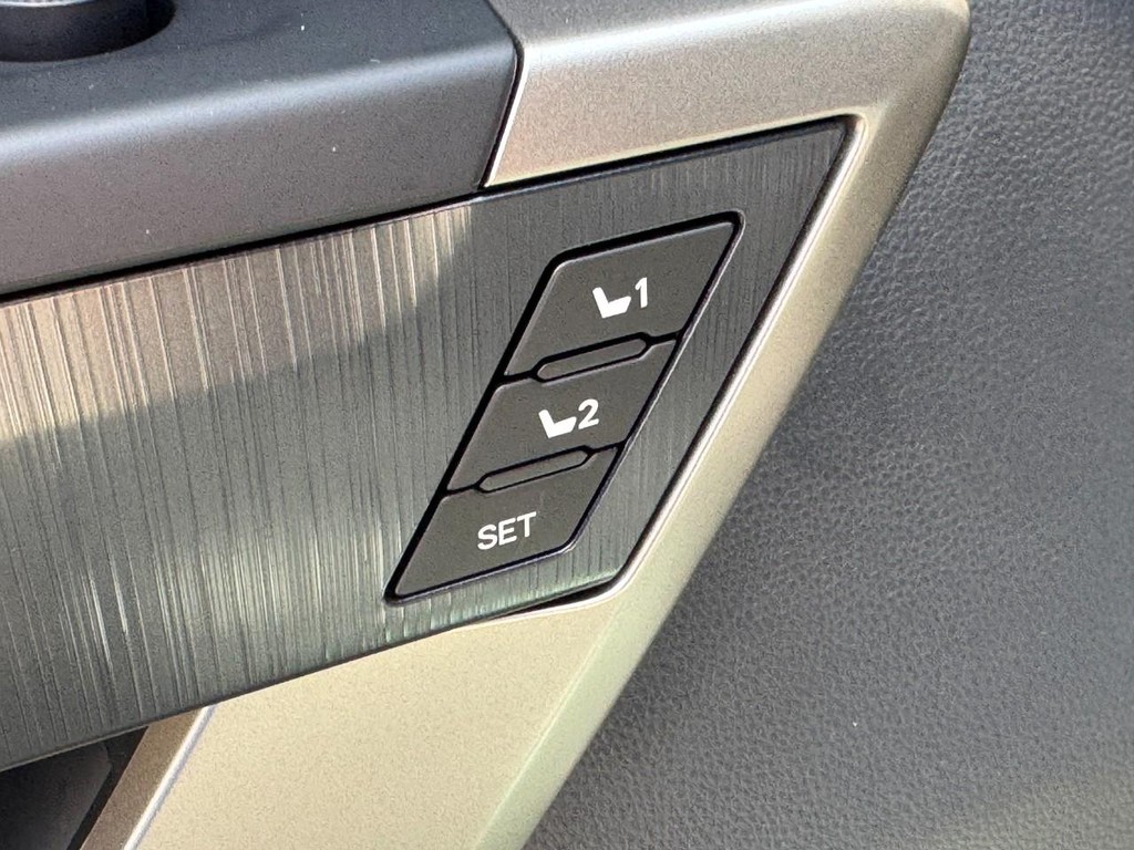 Toyota Tundra 4WD Vehicle Image 13