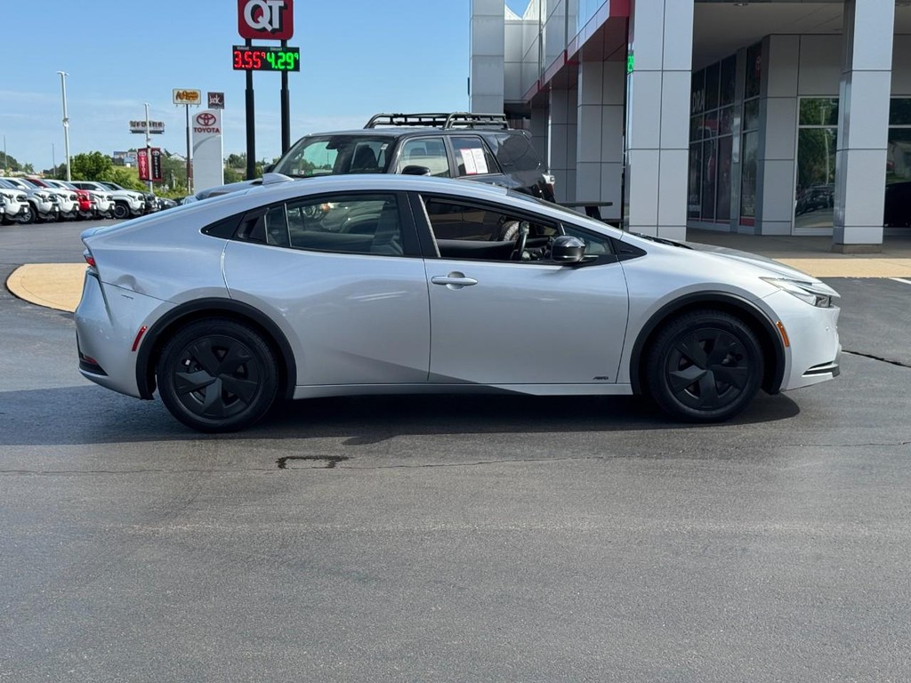 Toyota Prius Vehicle Image 2