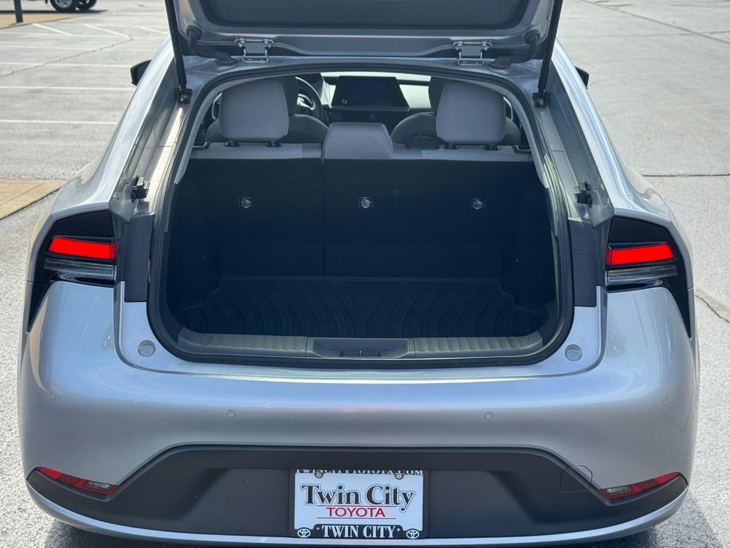 Toyota Prius Vehicle Image 5