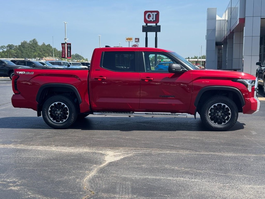 Toyota Tundra 4WD Vehicle Image 2