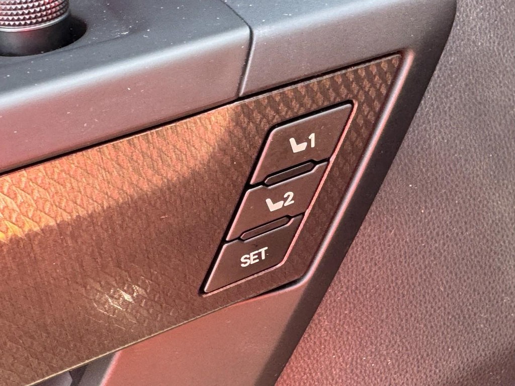 Toyota Tundra 4WD Vehicle Image 17
