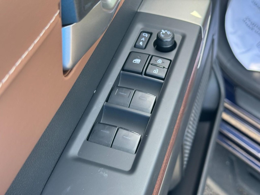Toyota Sequoia Vehicle Image 19