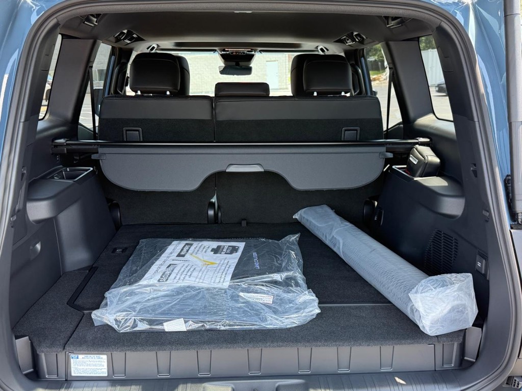 Toyota Land Cruiser Vehicle Image 4