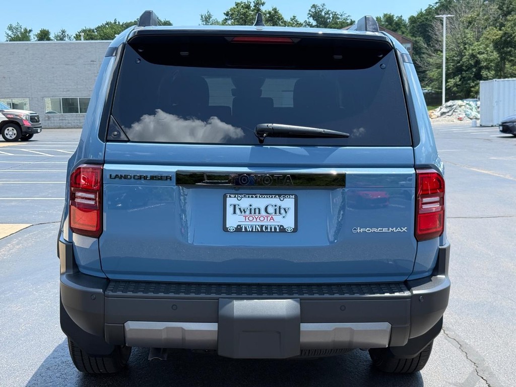 Toyota Land Cruiser Vehicle Image 5