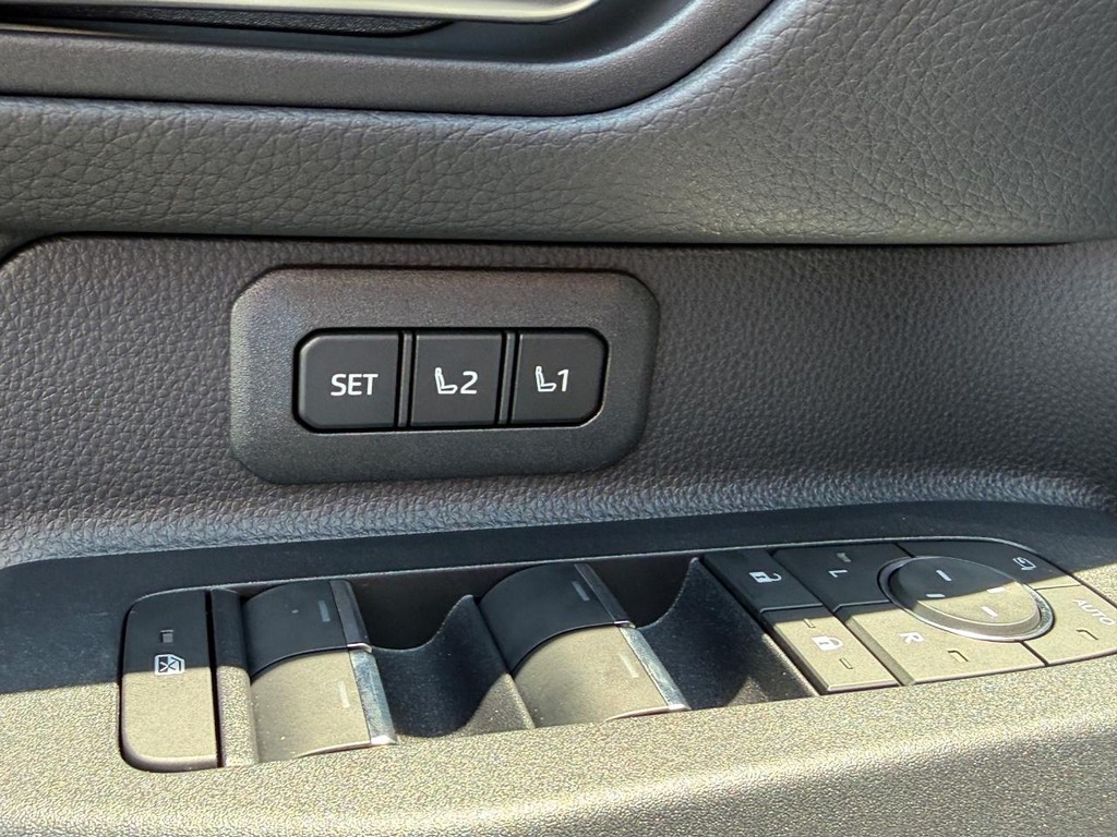 Toyota Land Cruiser Vehicle Image 16