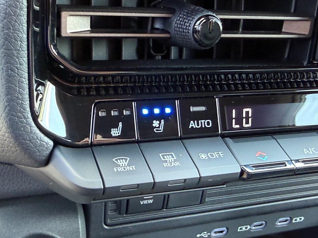 Toyota Land Cruiser Vehicle Image 23