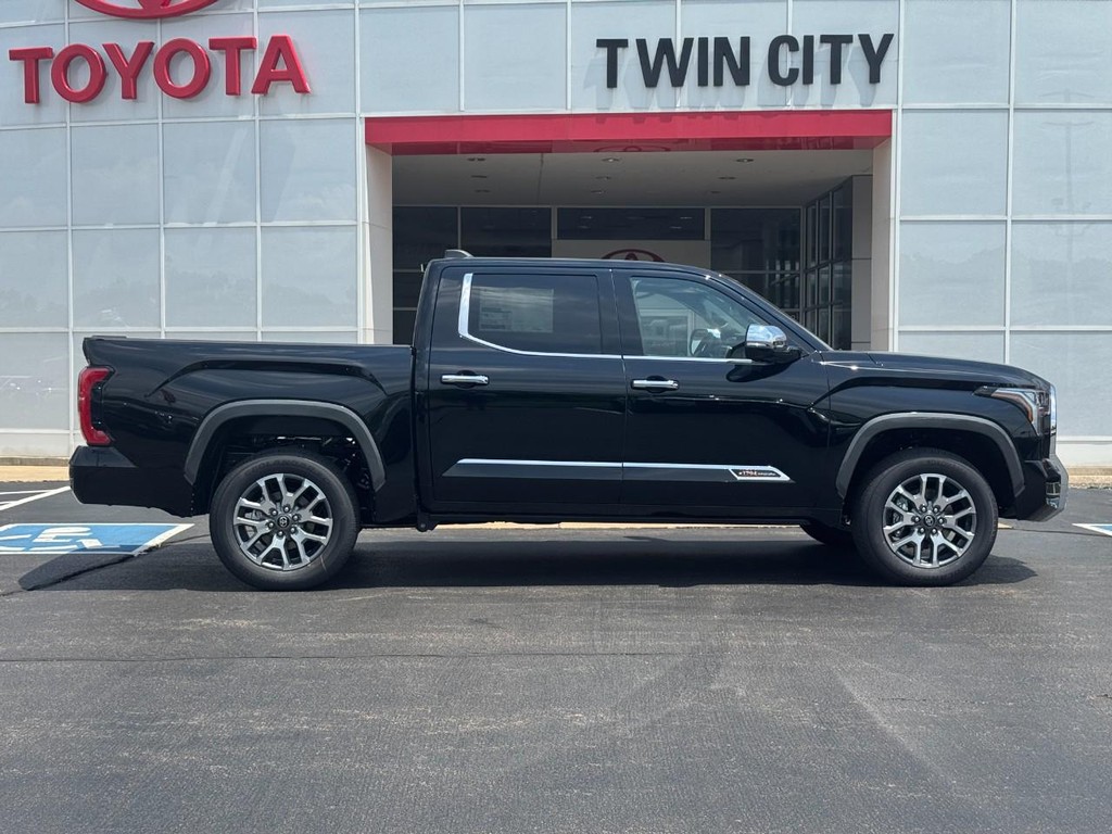 Toyota Tundra 4WD Vehicle Image 2