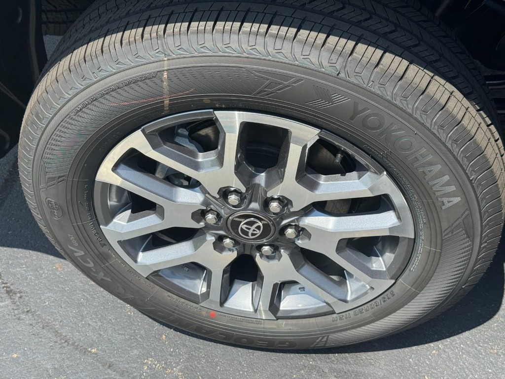 Toyota Tundra 4WD Vehicle Image 5