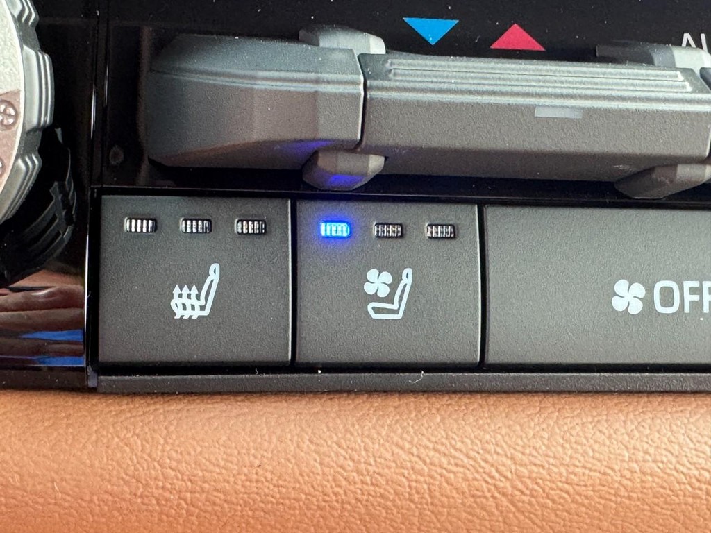 Toyota Tundra 4WD Vehicle Image 19