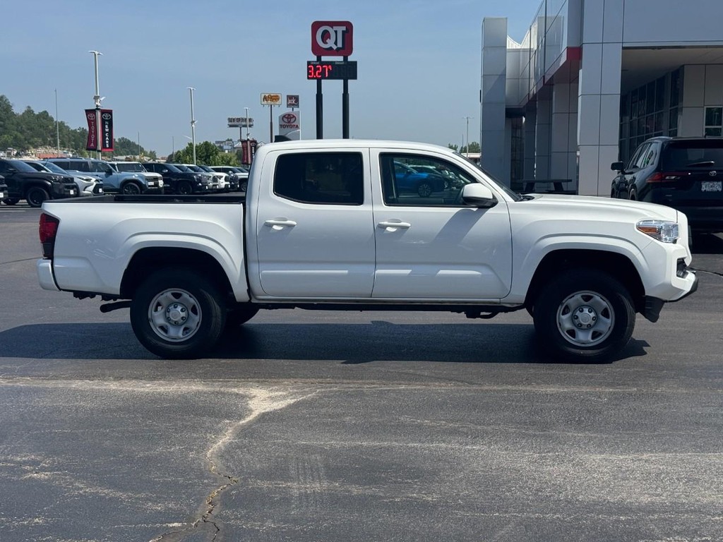 Toyota Tacoma 4WD Vehicle Image 2