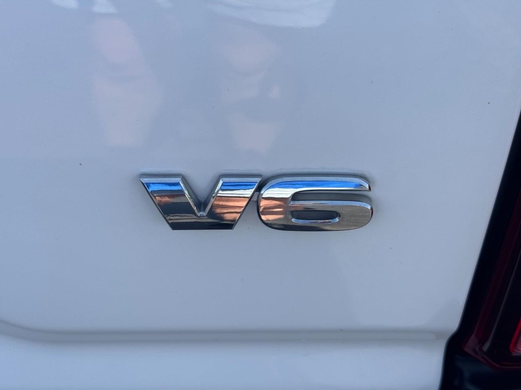 Toyota Tacoma 4WD Vehicle Image 4