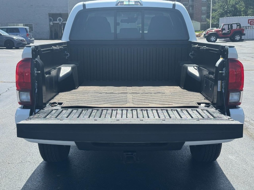Toyota Tacoma 4WD Vehicle Image 5