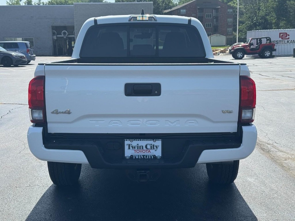 Toyota Tacoma 4WD Vehicle Image 6