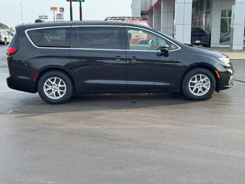 Chrysler Pacifica Vehicle Image 2
