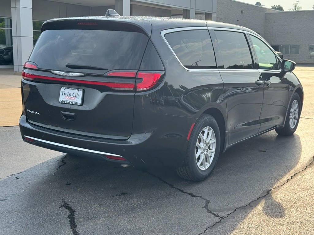Chrysler Pacifica Vehicle Image 3