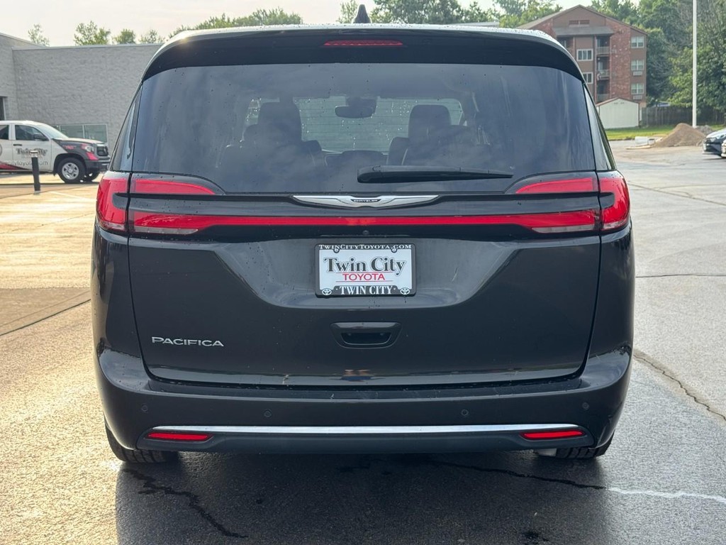 Chrysler Pacifica Vehicle Image 4