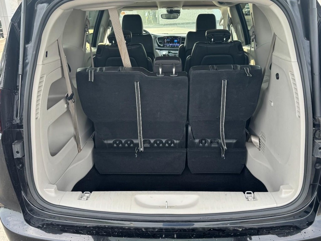 Chrysler Pacifica Vehicle Image 5