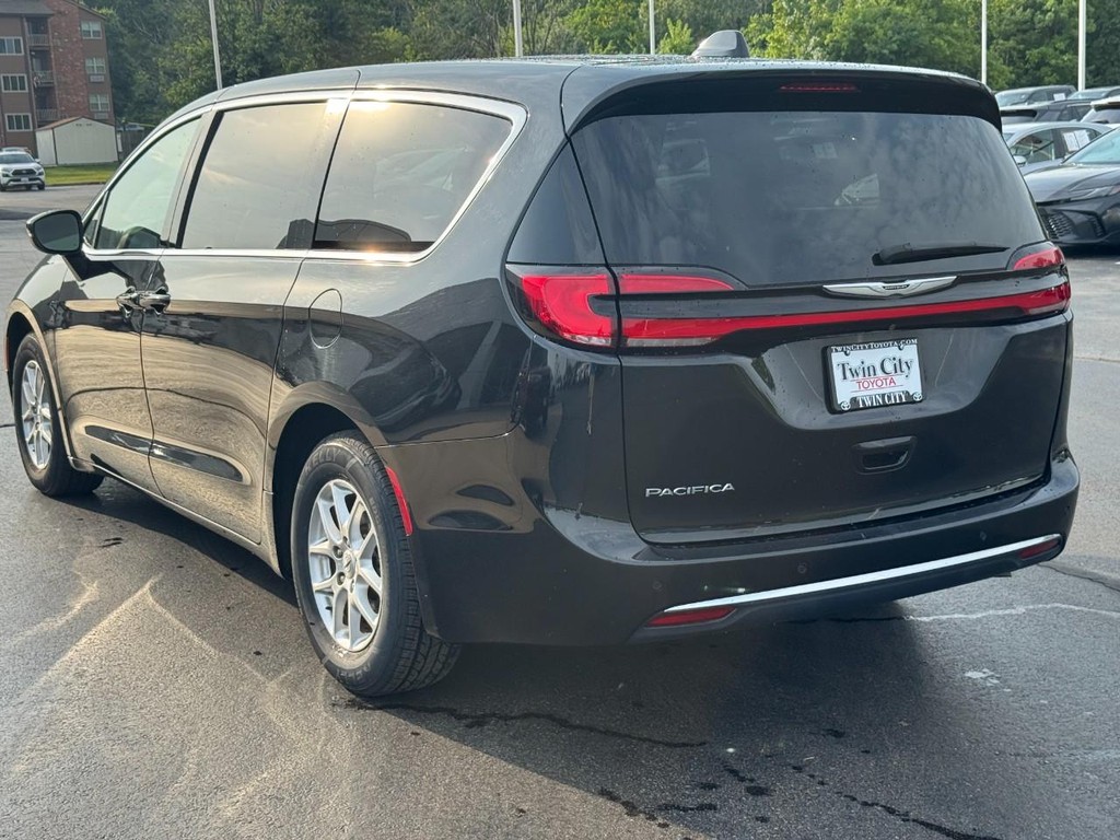 Chrysler Pacifica Vehicle Image 6