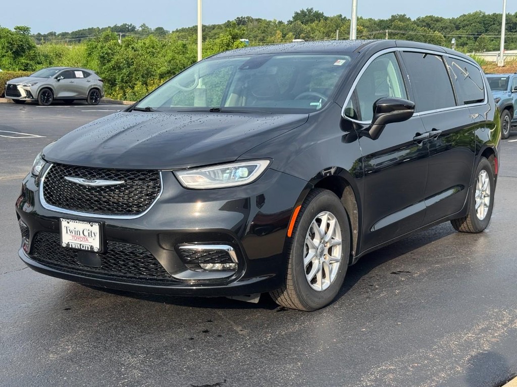 Chrysler Pacifica Vehicle Image 8
