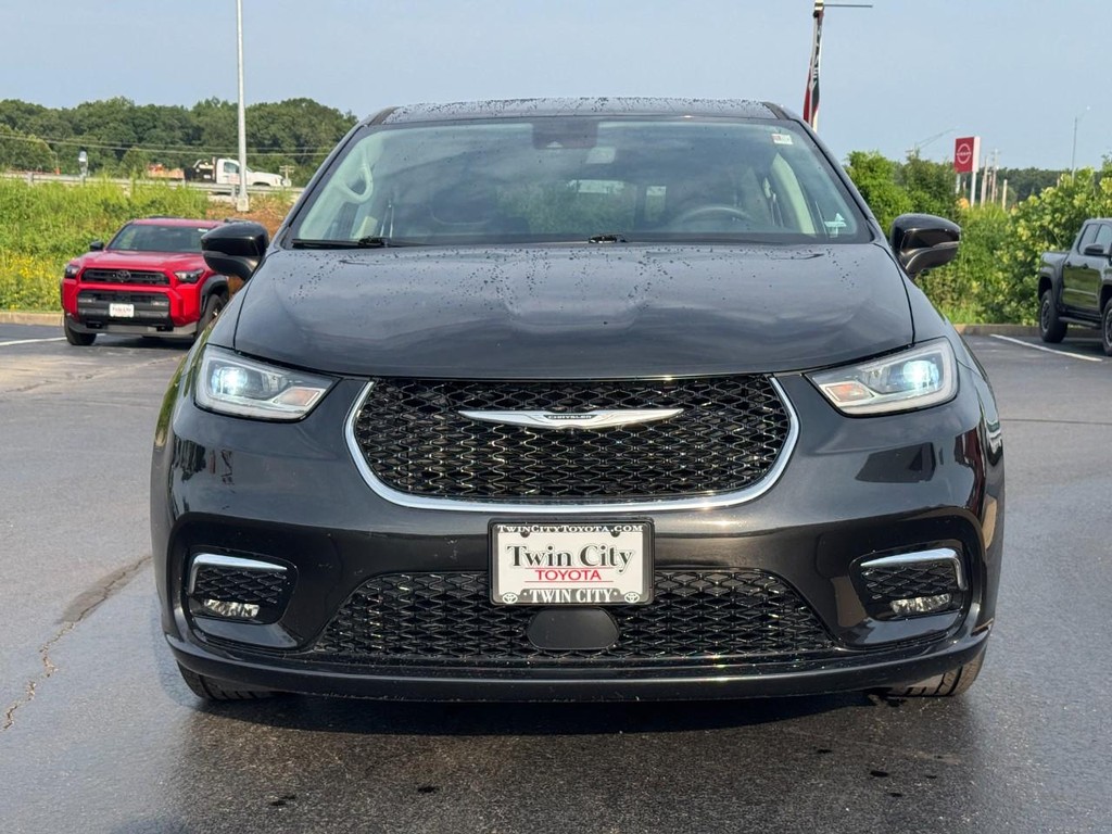 Chrysler Pacifica Vehicle Image 9