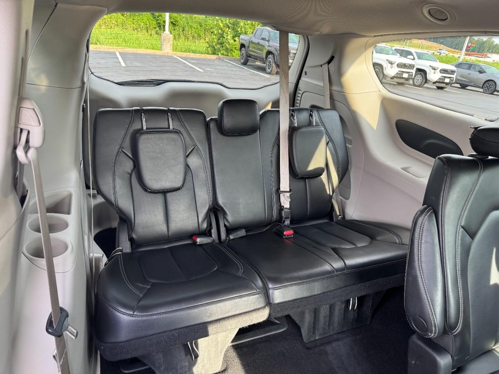 Chrysler Pacifica Vehicle Image 10