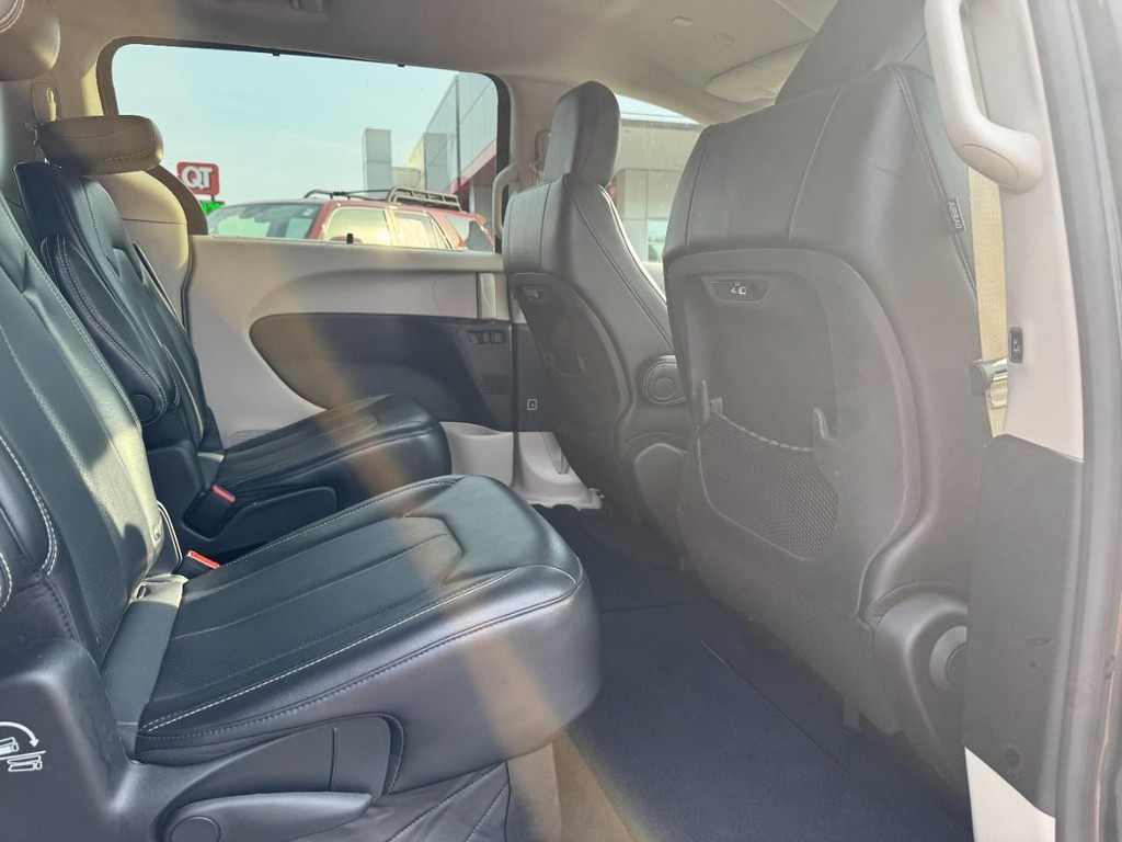 Chrysler Pacifica Vehicle Image 11