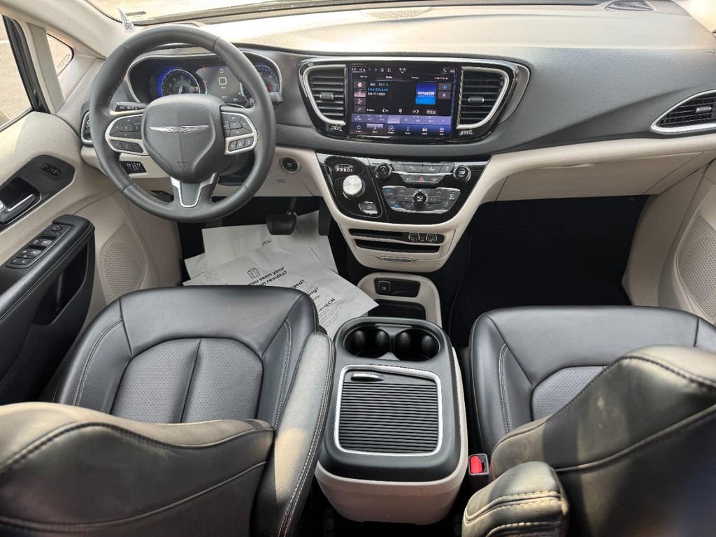 Chrysler Pacifica Vehicle Image 12