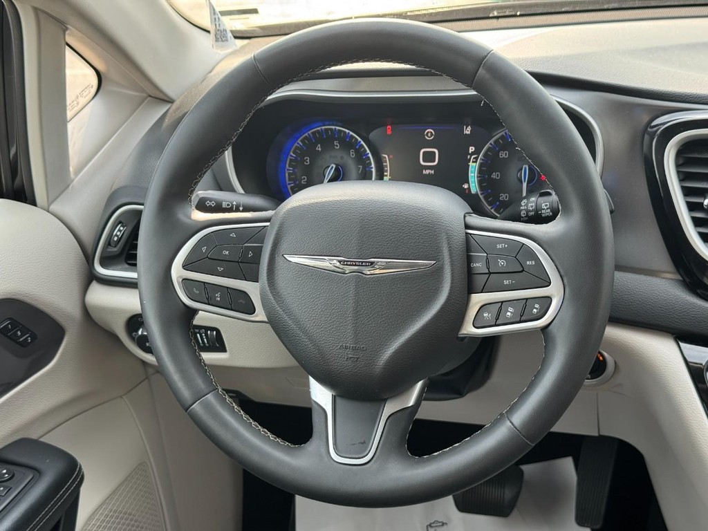 Chrysler Pacifica Vehicle Image 13