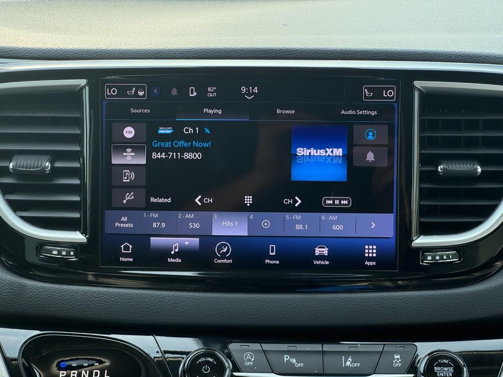 Chrysler Pacifica Vehicle Image 14