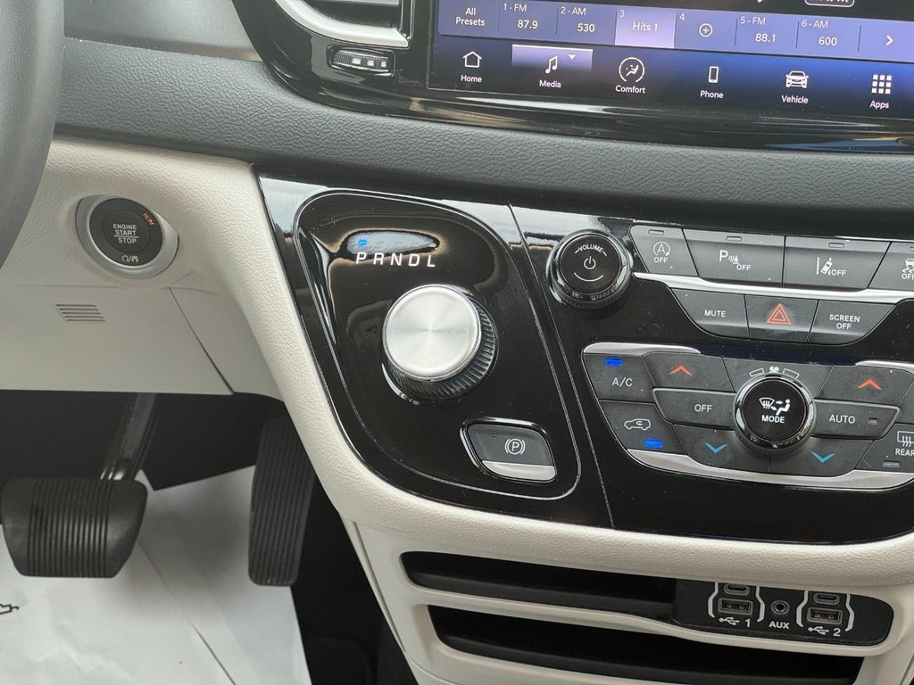 Chrysler Pacifica Vehicle Image 15