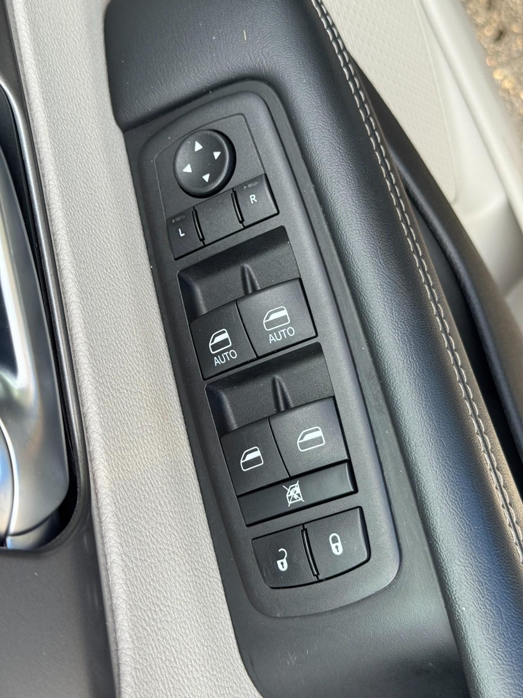 Chrysler Pacifica Vehicle Image 16