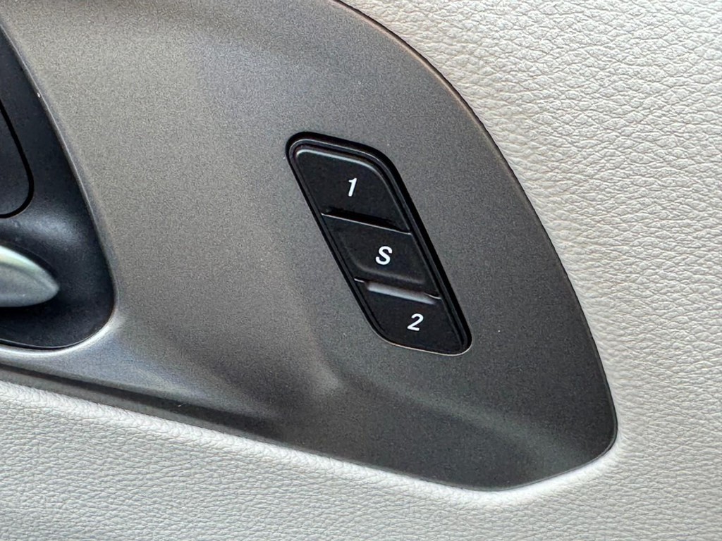 Chrysler Pacifica Vehicle Image 17
