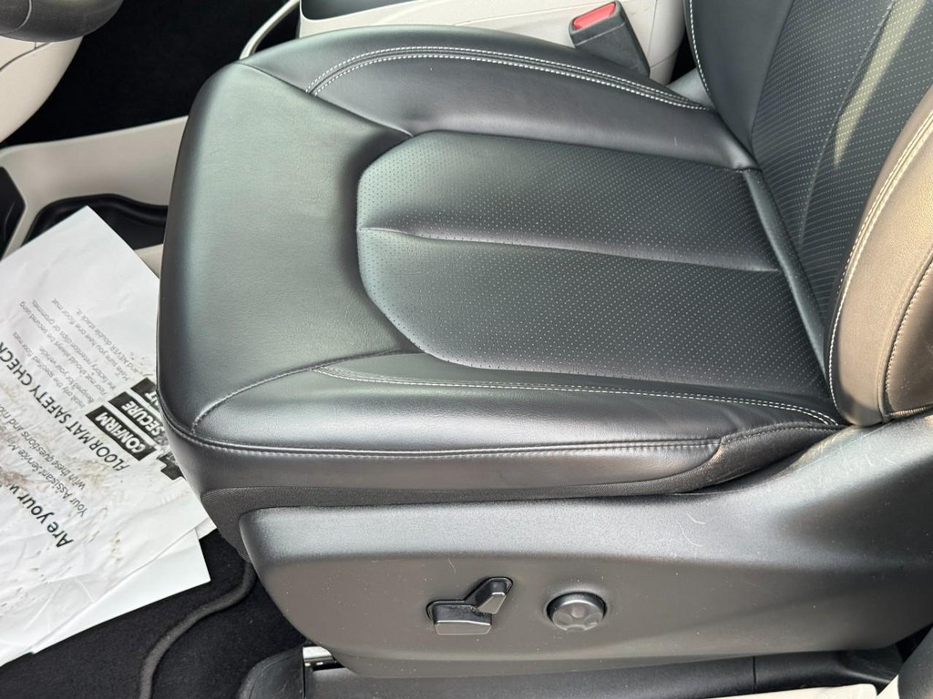 Chrysler Pacifica Vehicle Image 18