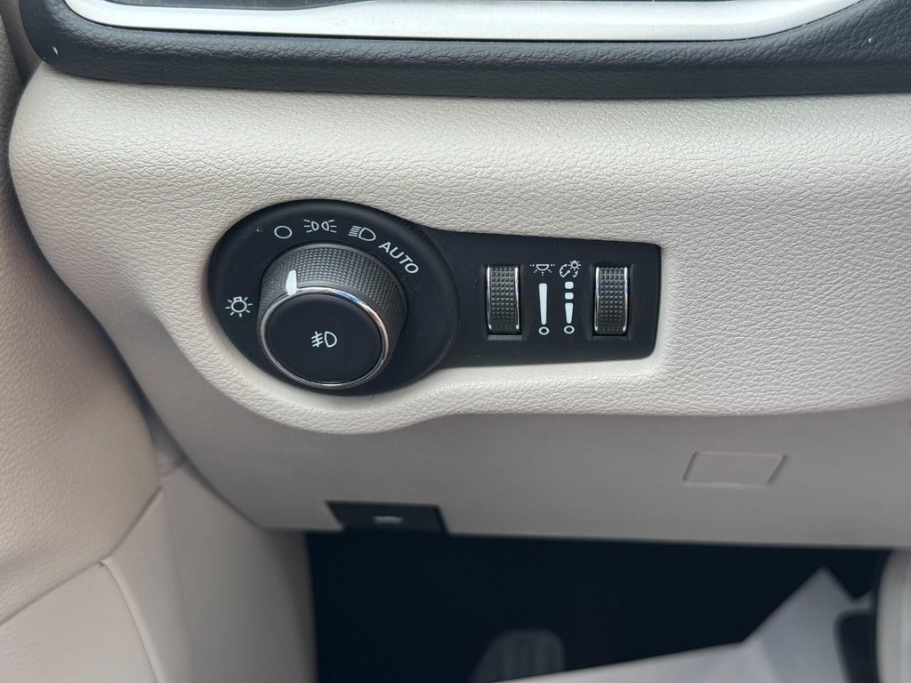 Chrysler Pacifica Vehicle Image 19