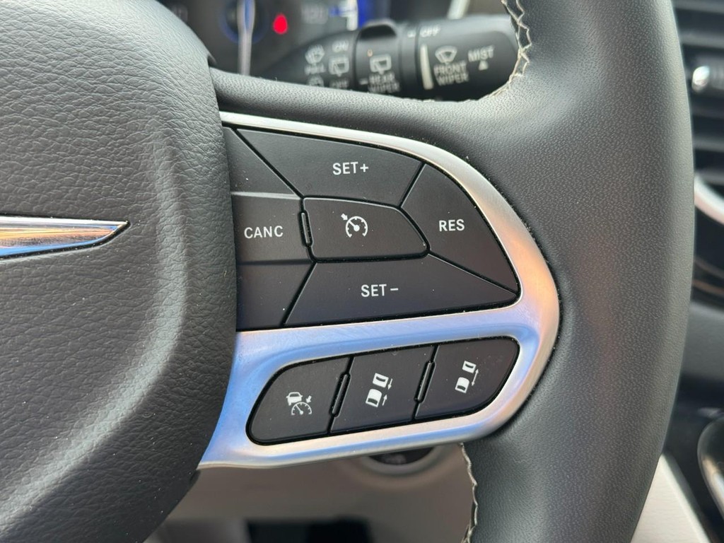 Chrysler Pacifica Vehicle Image 21