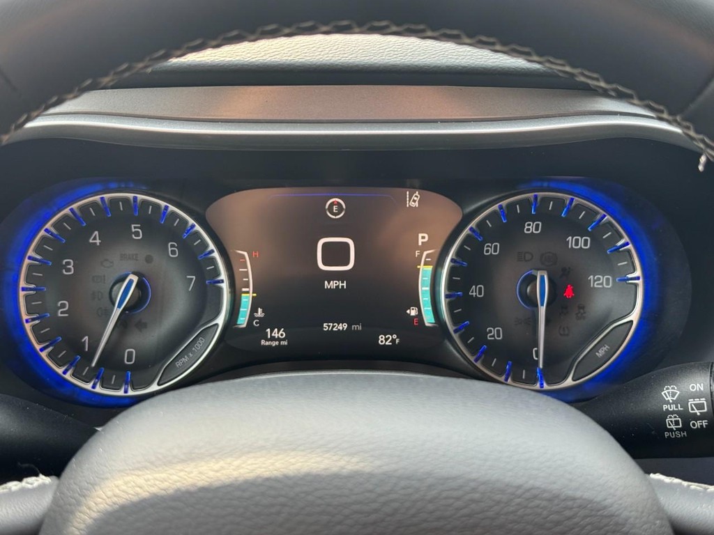 Chrysler Pacifica Vehicle Image 22