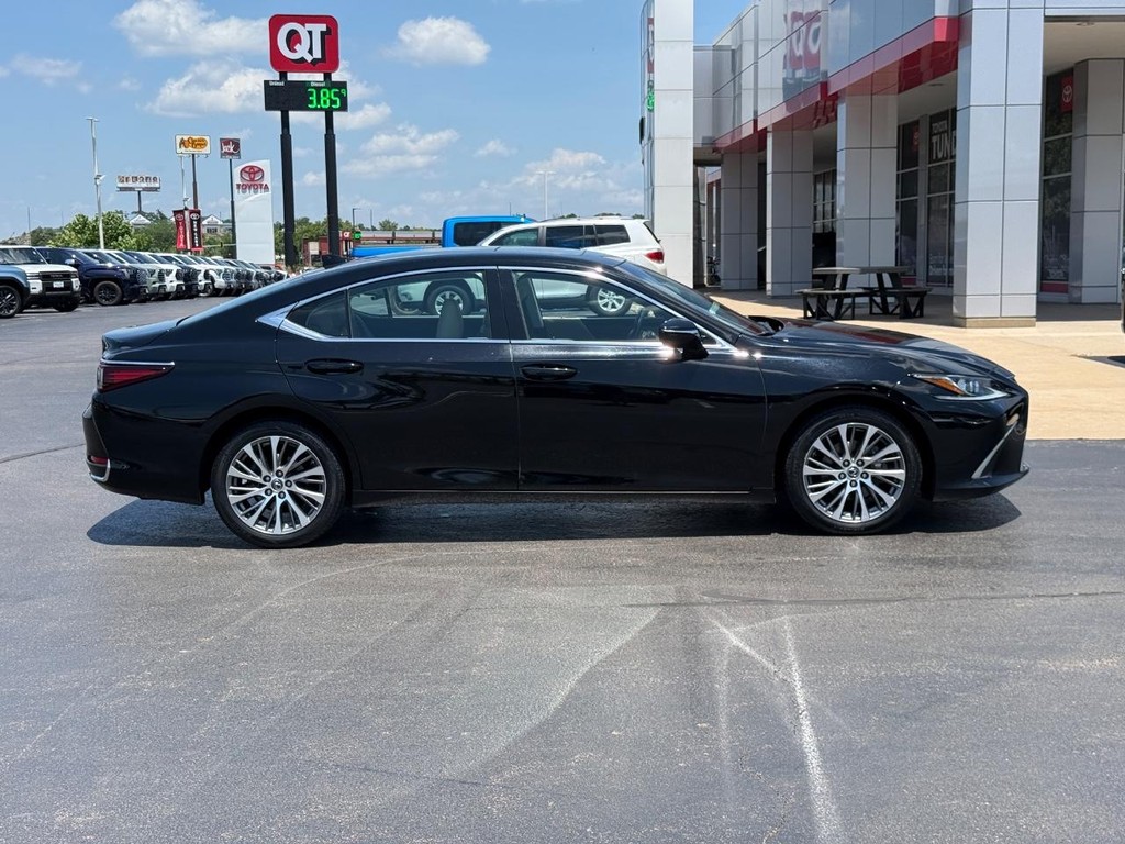 Lexus ES Vehicle Image 2