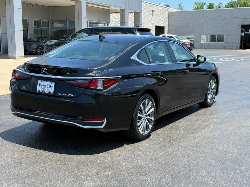 Lexus ES Vehicle Image 3