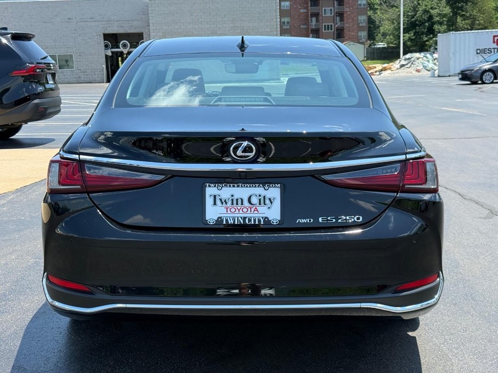 Lexus ES Vehicle Image 5