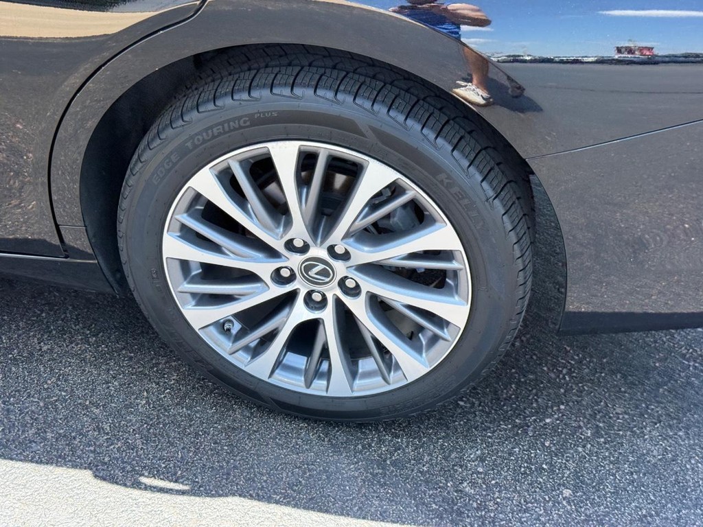 Lexus ES Vehicle Image 7