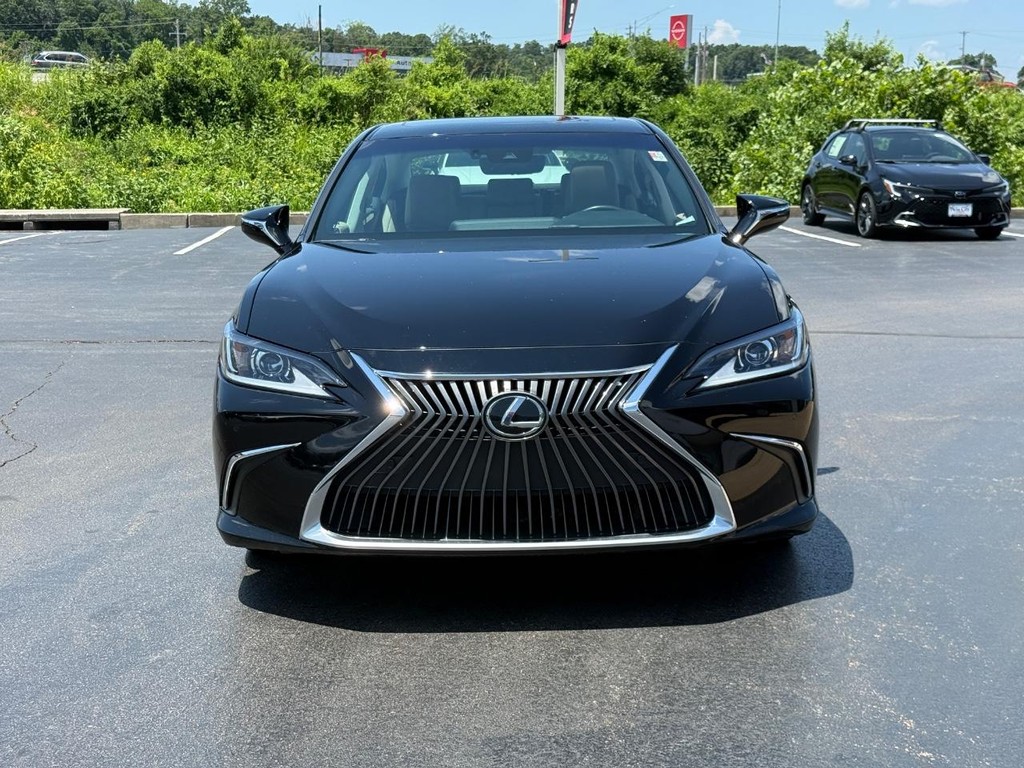 Lexus ES Vehicle Image 9