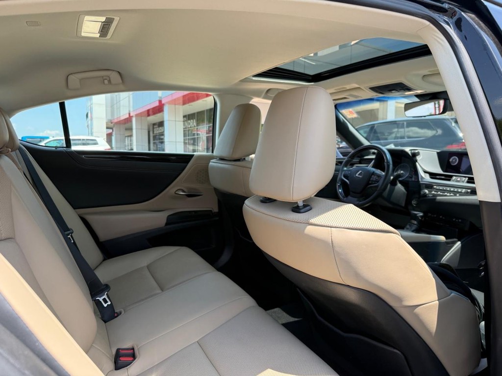 Lexus ES Vehicle Image 10