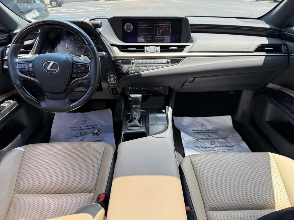 Lexus ES Vehicle Image 11