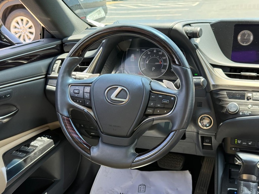 Lexus ES Vehicle Image 12