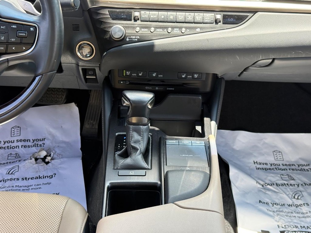 Lexus ES Vehicle Image 14