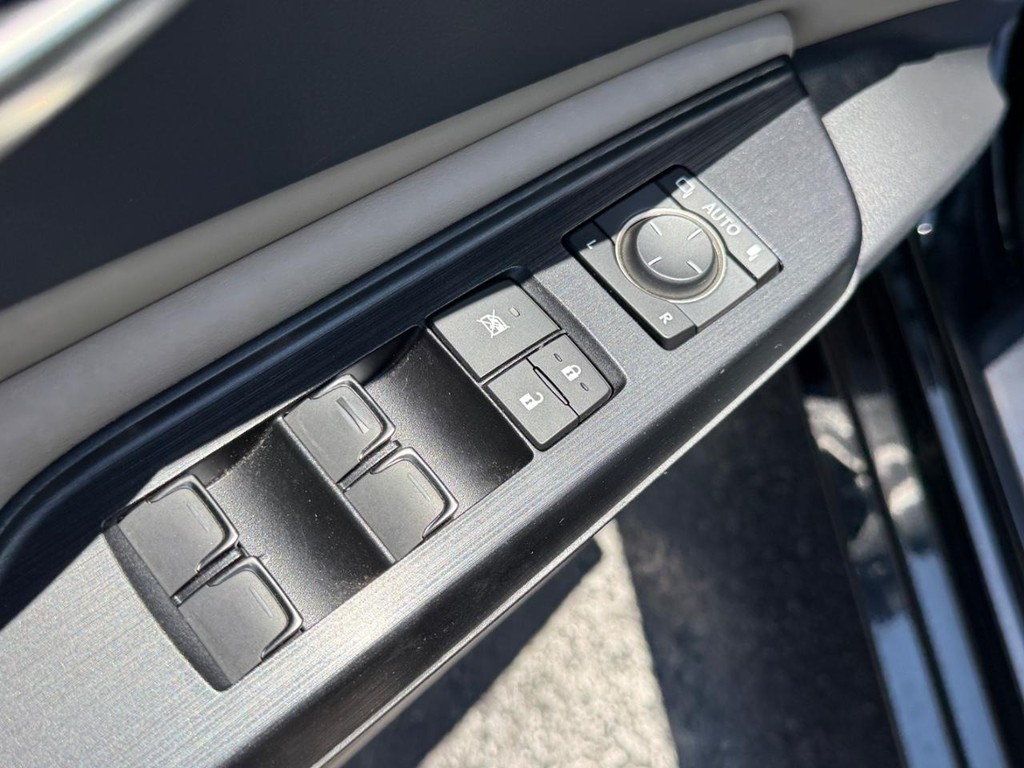 Lexus ES Vehicle Image 15