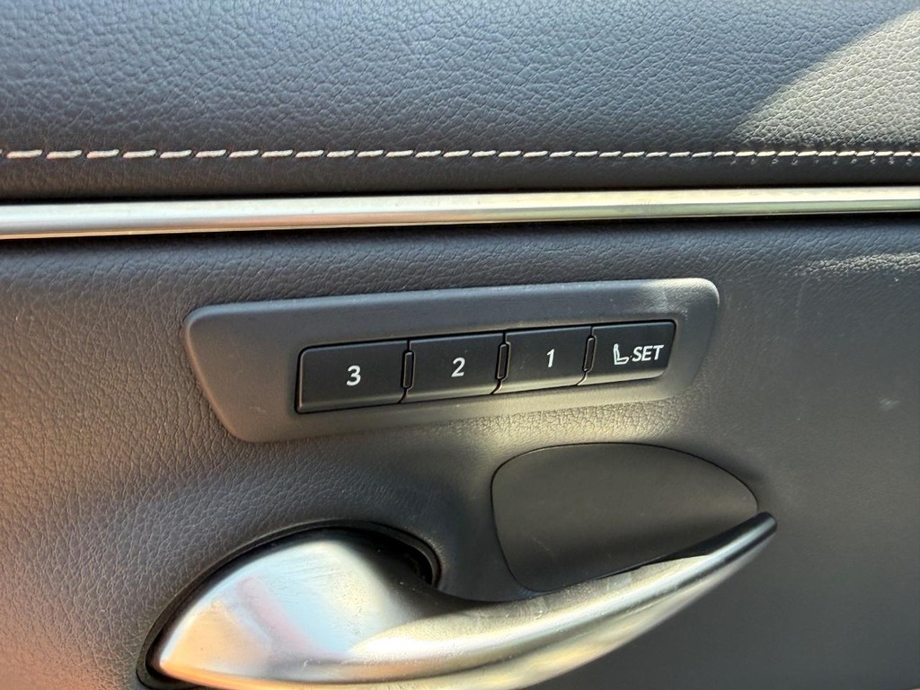 Lexus ES Vehicle Image 16