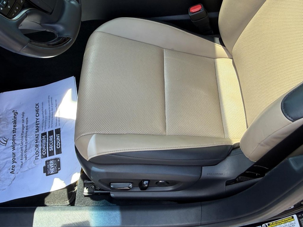 Lexus ES Vehicle Image 17