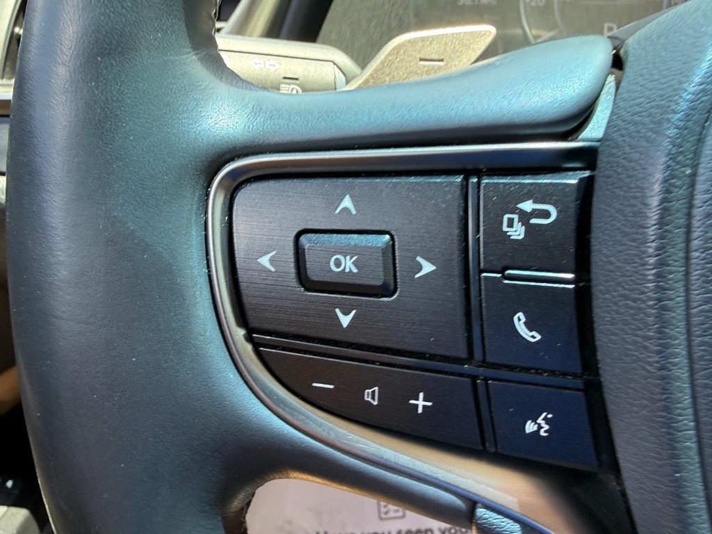 Lexus ES Vehicle Image 18