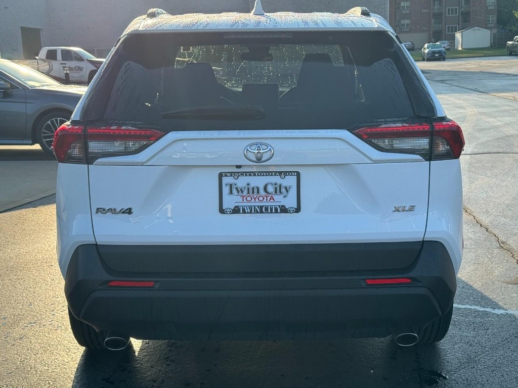 Toyota RAV4 Vehicle Image 4
